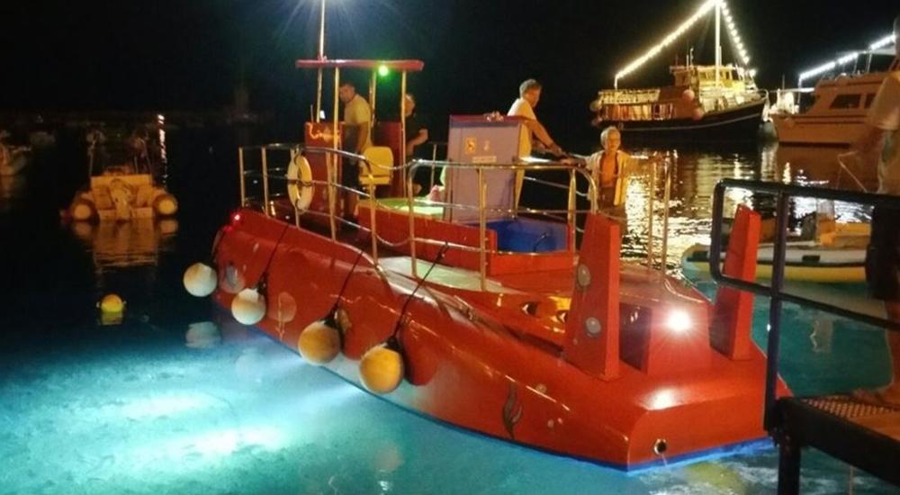 Eine Fahrt mit einem semi-U-Boot für Kinder in Baška