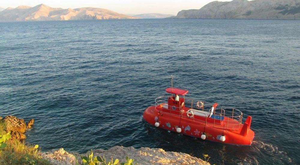 Eine Fahrt mit einem semi-U-Boot für Kinder in Baška
