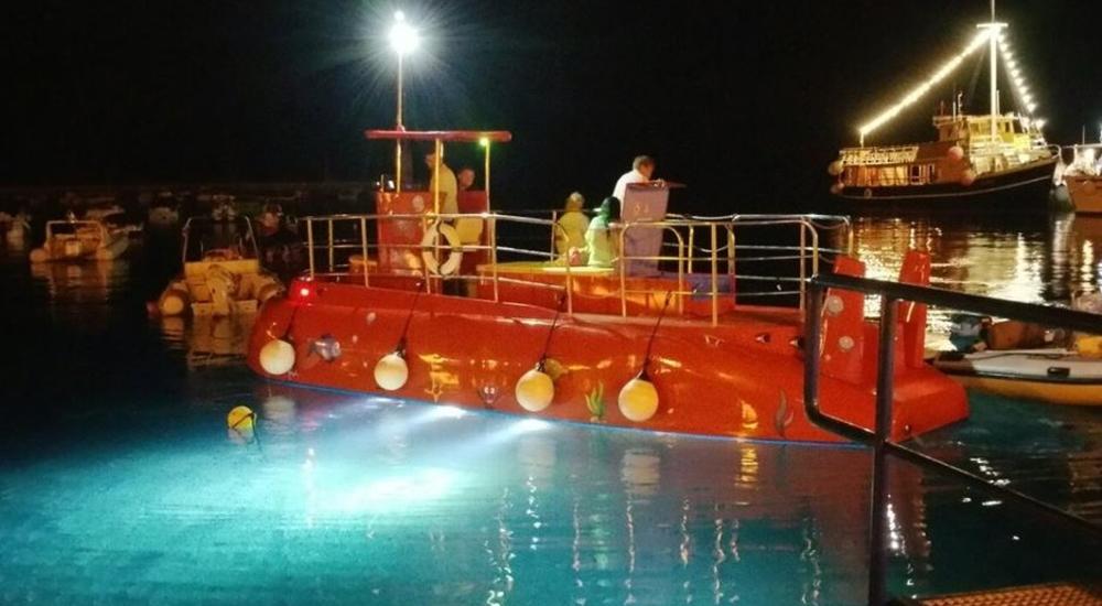 Eine Fahrt mit einem semi-U-Boot für Kinder in Baška