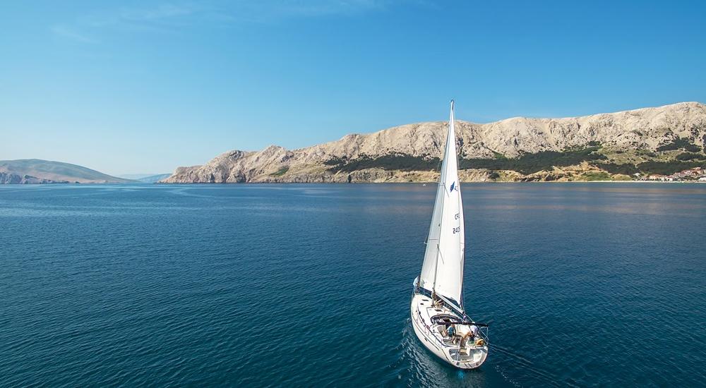 Panoramic sailing in the Baška bay