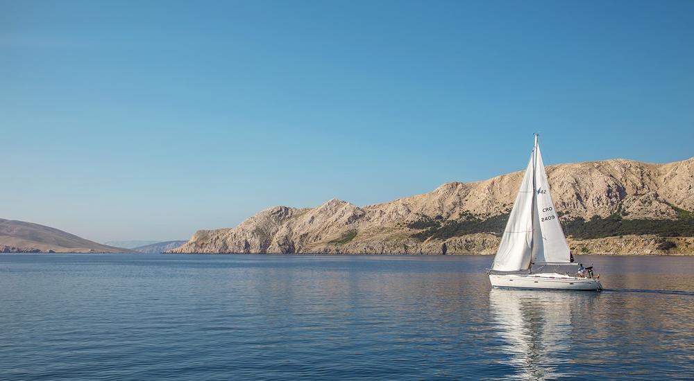 Navigazione panoramica nella baia di Baška