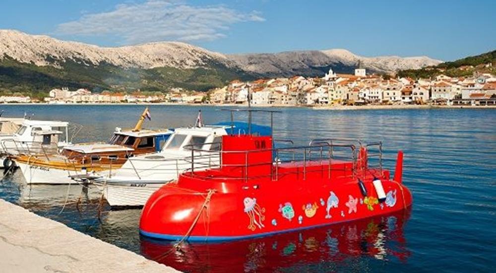 Eine Fahrt mit einem semi-U-Boot für Kinder in Baška