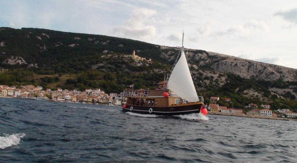 Večernja panoramska vožnja brodom u Baški