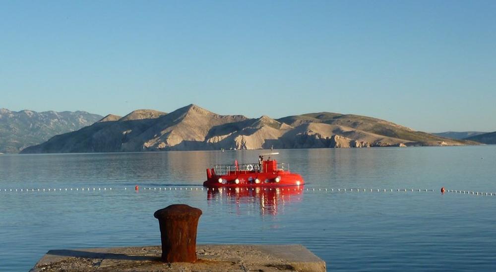 Eine Fahrt mit einem semi-U-Boot für Kinder in Baška