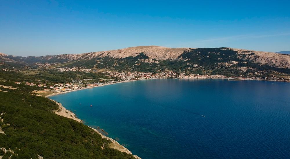 Free rock climbing above the Baška