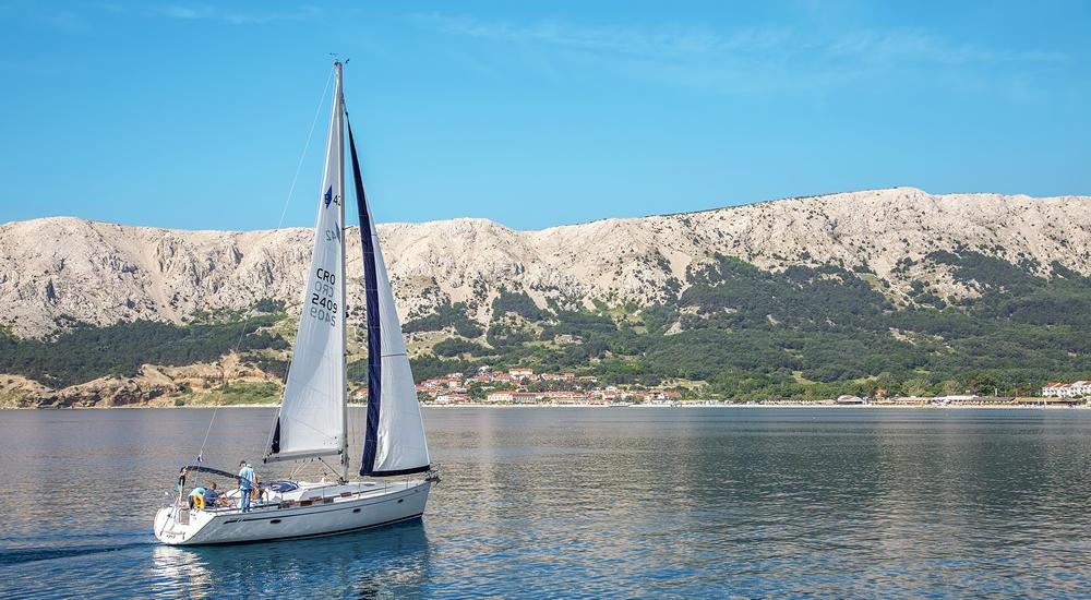 Panoramasegeln in der Bucht von Baška