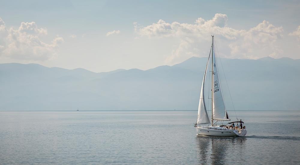 Navigazione panoramica nella baia di Baška