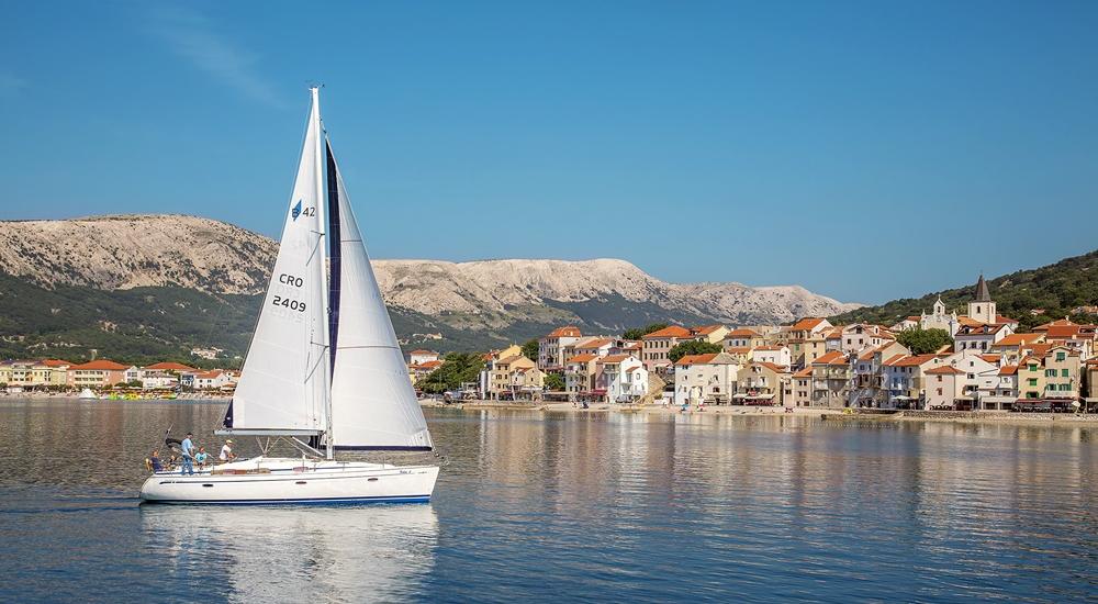 Panoramasegeln in der Bucht von Baška