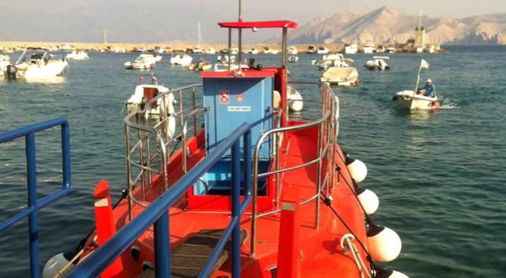 A ride with a semi-submarine for children in Baška