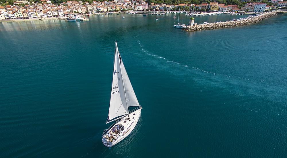 Panoramasegeln in der Bucht von Baška