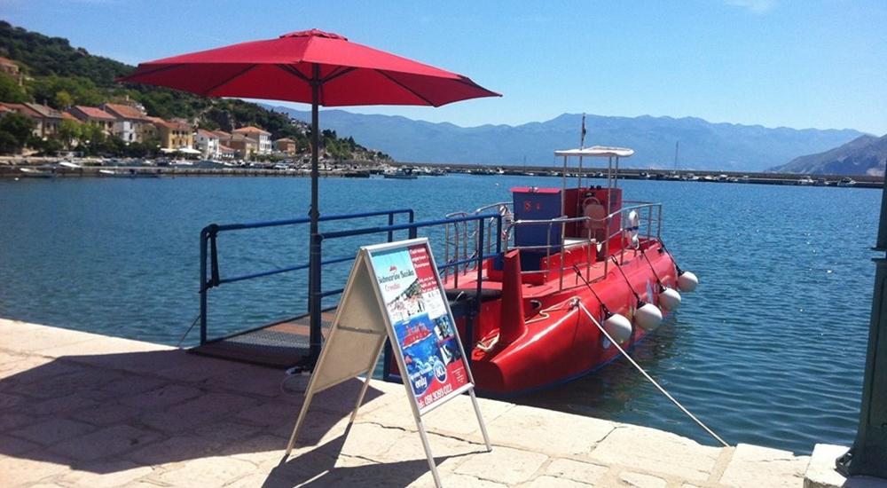 Eine Fahrt mit einem semi-U-Boot für Kinder in Baška