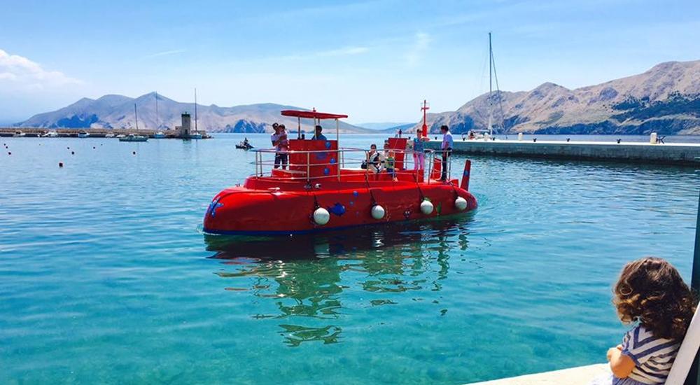 Eine Fahrt mit einem semi-U-Boot für Kinder in Baška