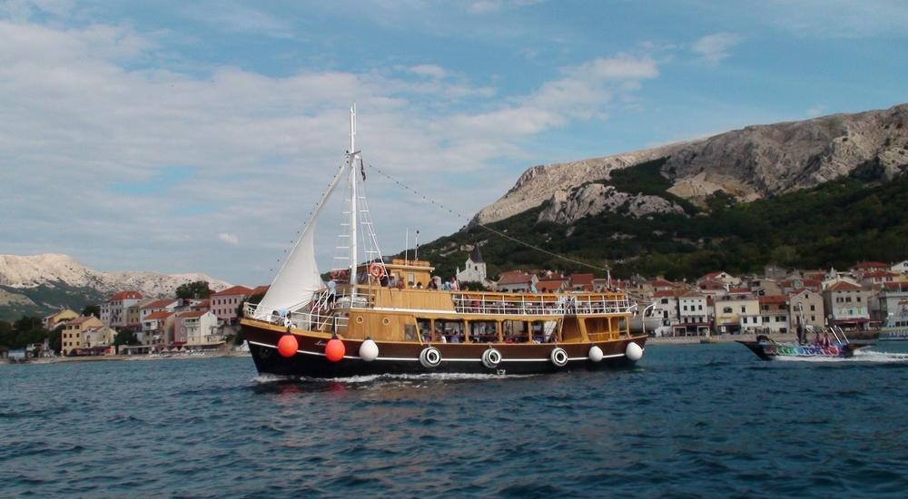 Večernja panoramska vožnja brodom u Baški