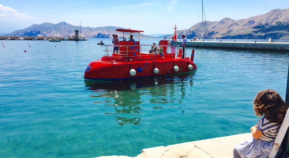 Eine Fahrt mit einem semi-U-Boot für Kinder in Baška